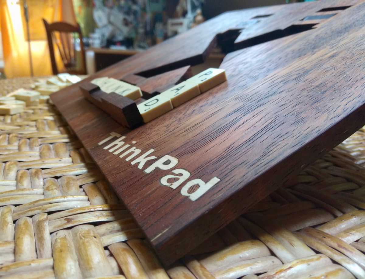 Napis 'Thinkpad' wykonany techniką inkrustacji